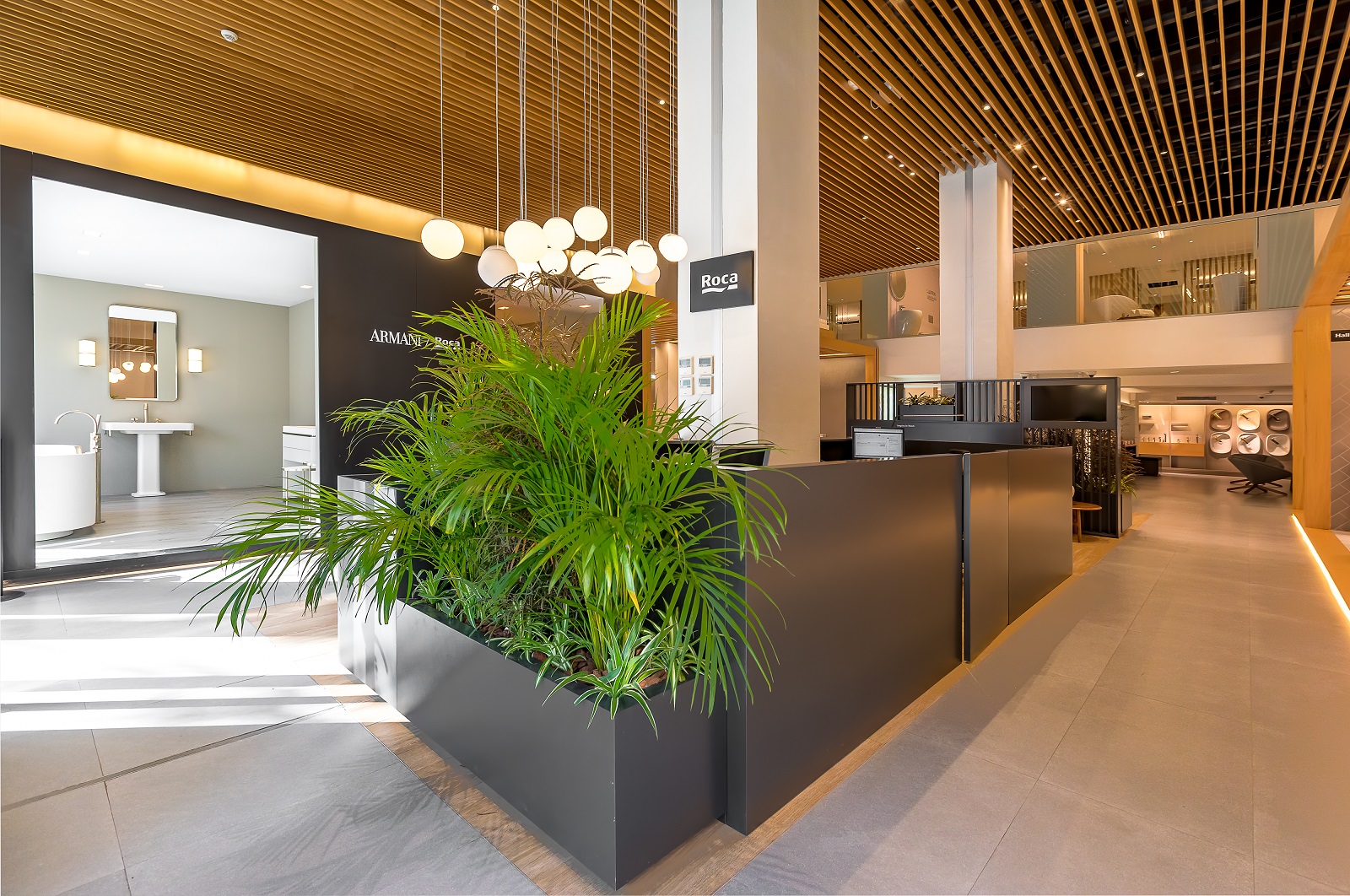 <p>Roca și-a deschis propriul showroom la Casablanca în iunie 2006. Atenție personalizată într-o atmosferă de confort și relaxare.</p>4