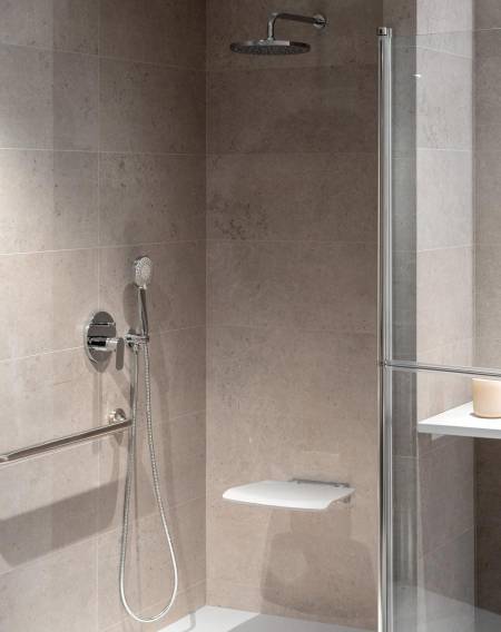 Access foldable shower seat and shower Roca for users with limited vision